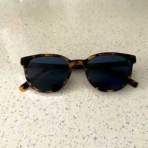 COPY - Warby Parker Percey sunglasses in tortoise. Excellent condition!